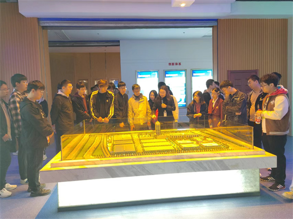 武汉理工大学学生到万洲参观学习(8).jpg 武汉理工大学学生到万洲参观学习(8).jpg