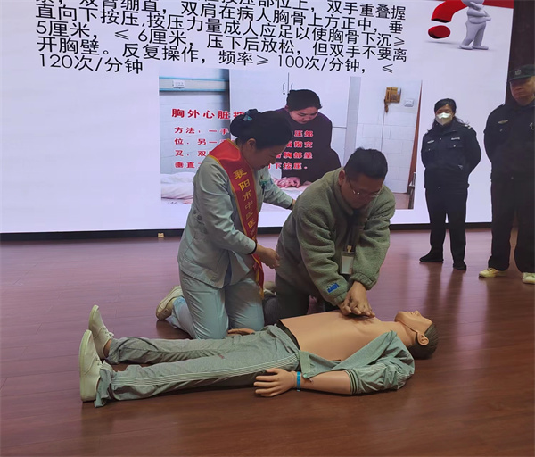 急救培训2.jpg 急救培训2.jpg