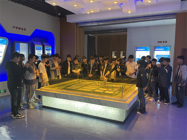 职业技术学院学生到万洲实习实训3.jpg 职业技术学院学生到万洲实习实训3.jpg
