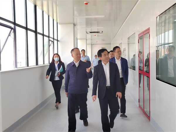 省经信厅领导视察光电项目3-可用.jpg 省经信厅领导视察光电项目3-可用.jpg
