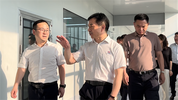 襄阳市副市长徐冰到万洲调研光电新建项目1.png 襄阳市副市长徐冰到万洲调研光电新建项目1.png